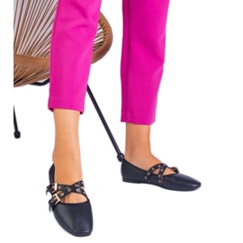 A csatokkal díszített fekete balerinák öko -léből készültek A csatokkal díszített fekete balerinák öko -léből készültek