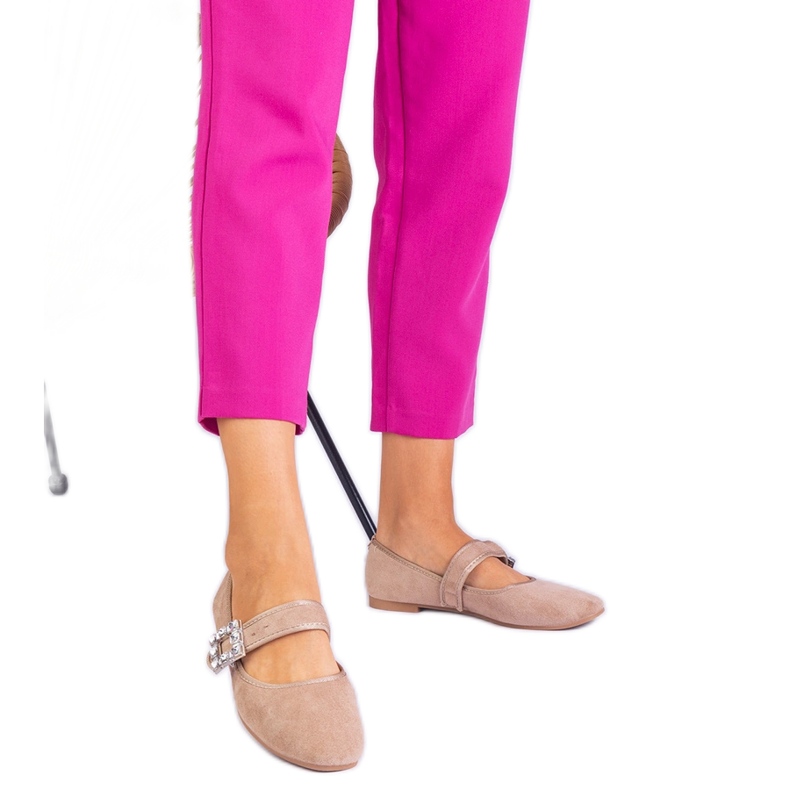 Bézs ballerinák díszítve egy csattal, kristályokkal