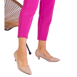 Bézs szivattyúk az Ekozamszból egy alacsony csapon Bézs szivattyúk az Ekozamszból egy alacsony csapon