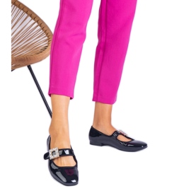 Fekete lakkozott balerinák, amelyek csatával vannak díszítve