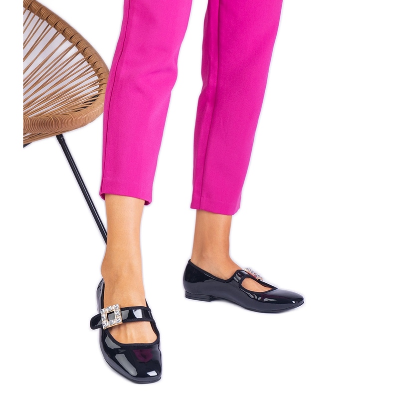 Fekete lakkozott balerinák, amelyek csatával vannak díszítve