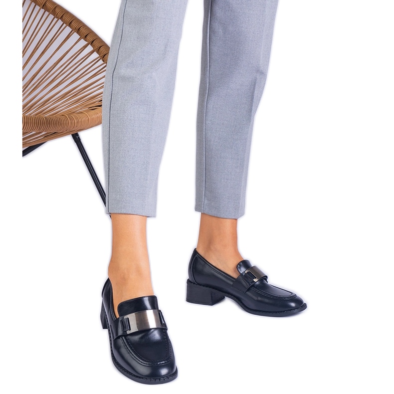 Fekete szivattyúk egy alacsony oszlopon, fémes dekorációval