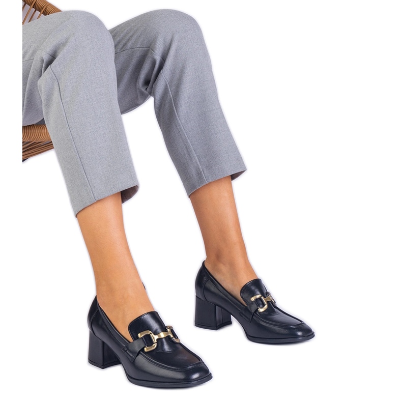 Fekete szivattyúk az oszlopon fémes dekorációval