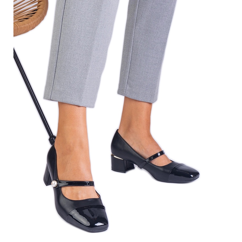 Fekete szivattyúk az oszlopon lakkozott lábujjjal