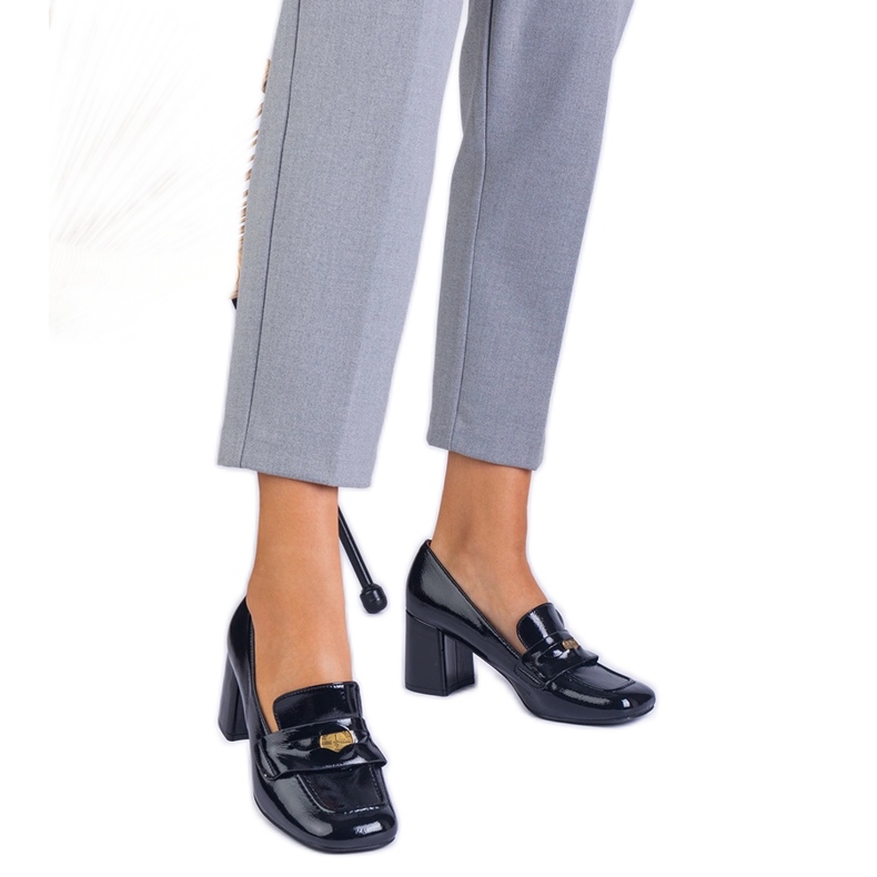 Fekete lakkozott pumpák az oszlopon