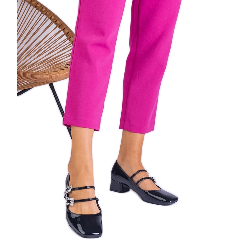 Fekete szivattyúk, amelyek cirkonokkal bilincset lakkoztak