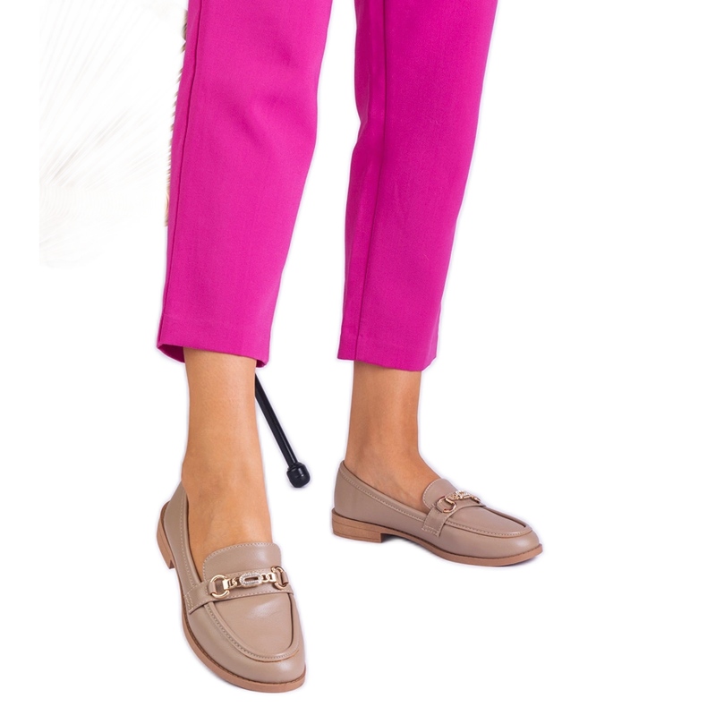 Női barna cipő dekorációval és cirkonokkal