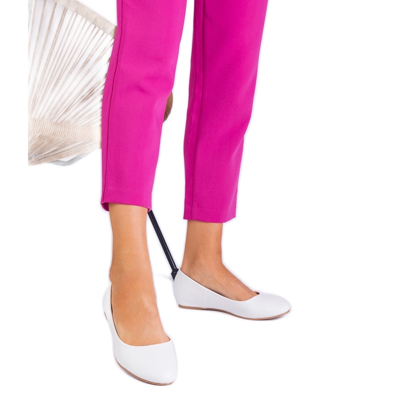 Fehér ballerinák az öko -olyat rejtett ékén