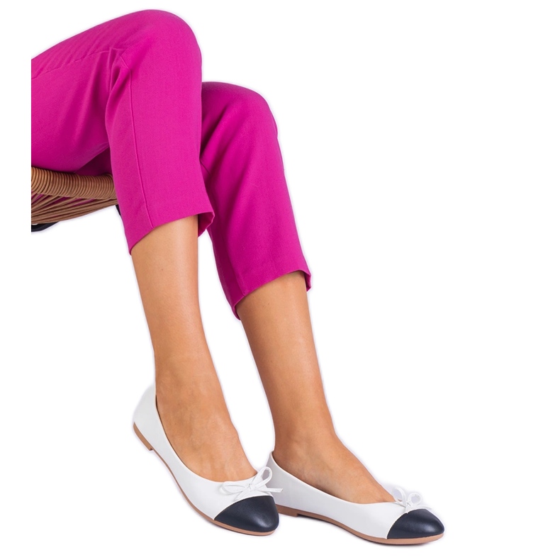 Fehér balerinák íj és fekete orr