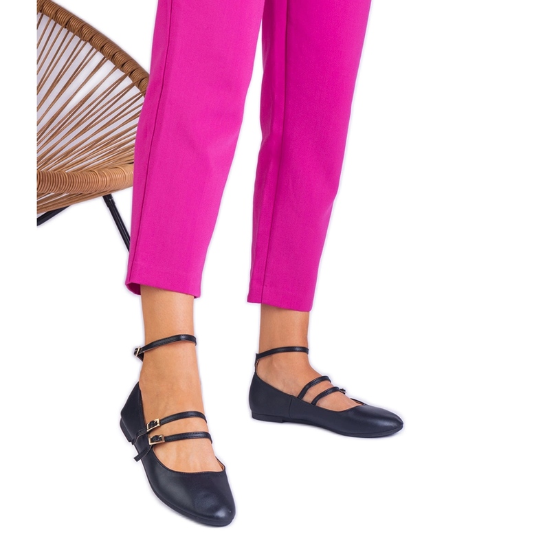 Fekete balerinák, amelyek öko -léből készültek, csatokkal