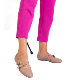 Bézs -ballerinák, amelyek öko -alól készültek, csatokkal díszítve