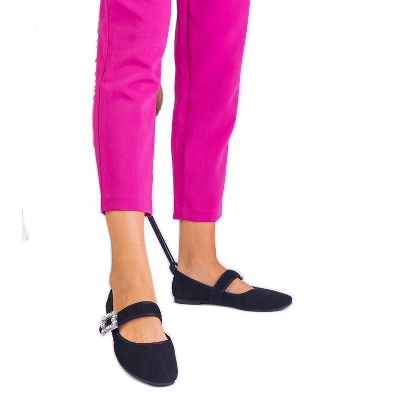 Fekete balerinák díszítve egy csattal, kristályokkal