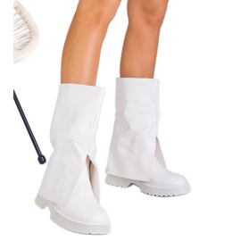 Fehér csizma törött felsővel