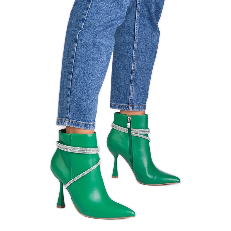 Zöld csizma egy magas sarkú cirkonokkal díszítve