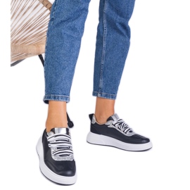 A fekete női cipők csillogással díszítették