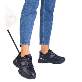 A fekete női cipők csillogással díszítették A fekete női cipők csillogással díszítették