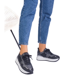 A fekete női cipők csillogással díszítették