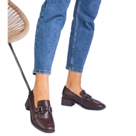 Barna szivattyúk egy fémes dekorációval rendelkező oszlopra