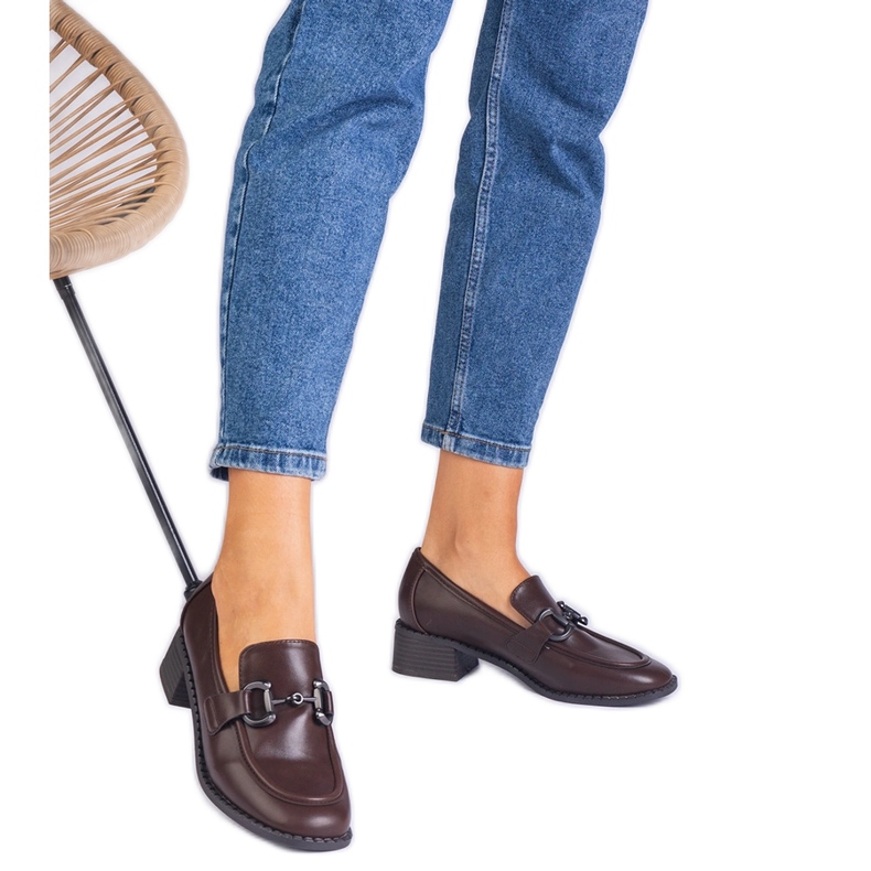 Barna szivattyúk egy fémes dekorációval rendelkező oszlopra