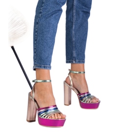 Többszínű, hatalmas szandálok az oszlopon rózsaszín