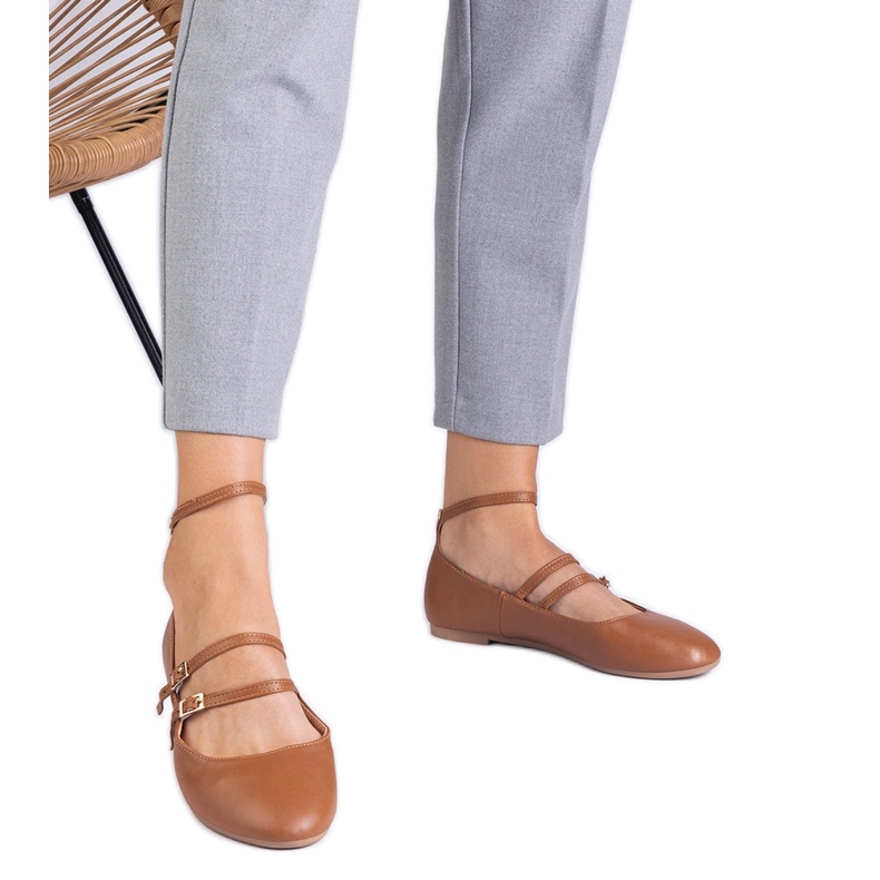 Barna balerinák, amelyek öko -léből készültek, csatokkal