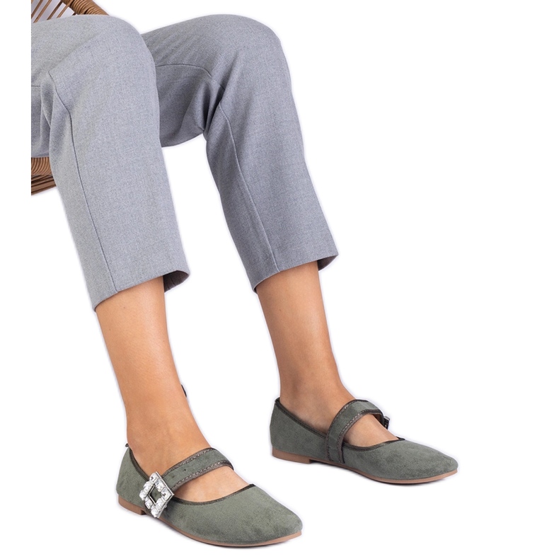 Zöld balerinák díszítve egy csattal, kristályokkal