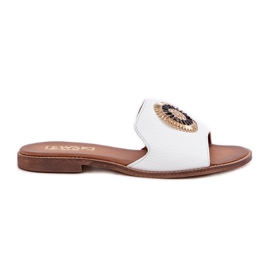 Lewski Shoes Bőr papucs flopok lapos, áhított Lewski 3047/o dekorációval fehér Lewski Shoes Bőr papucs flopok lapos, áhított Lewski 3047/o dekorációval fehér