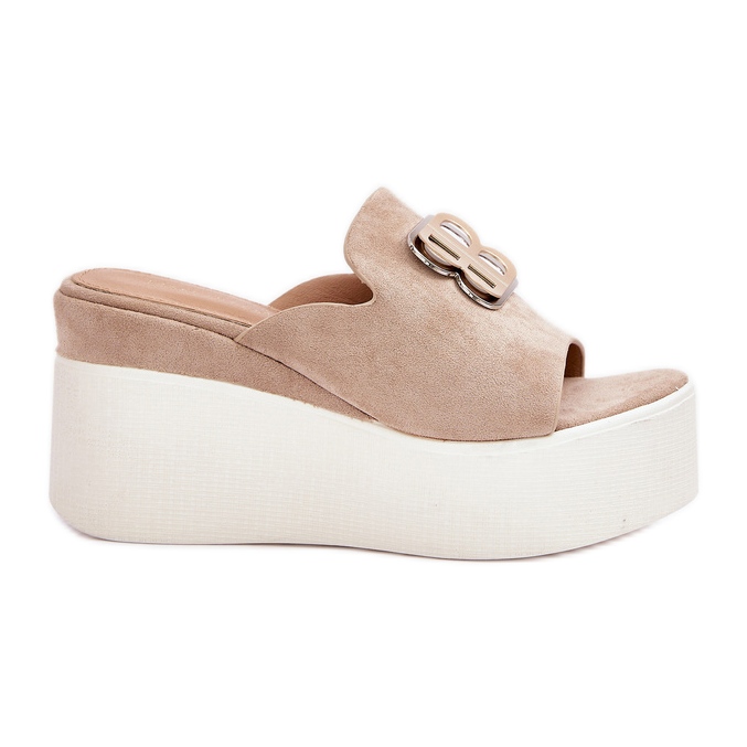 Papucsok a peronon és ékek bézs díszítéssel