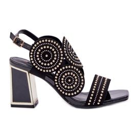 Díszített szandál a fekete oszlopon Díszített szandál a fekete oszlopon