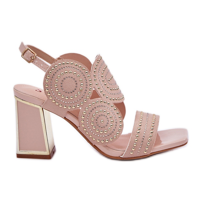 Díszített szandál a bézs poszton Díszített szandál a bézs poszton