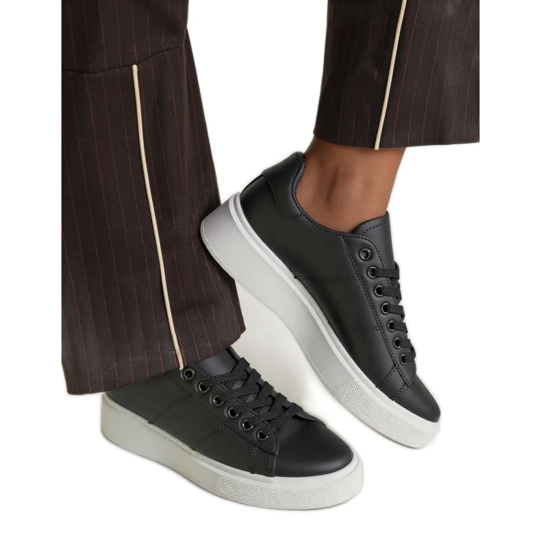 Női cipők hétfőn minden fekete