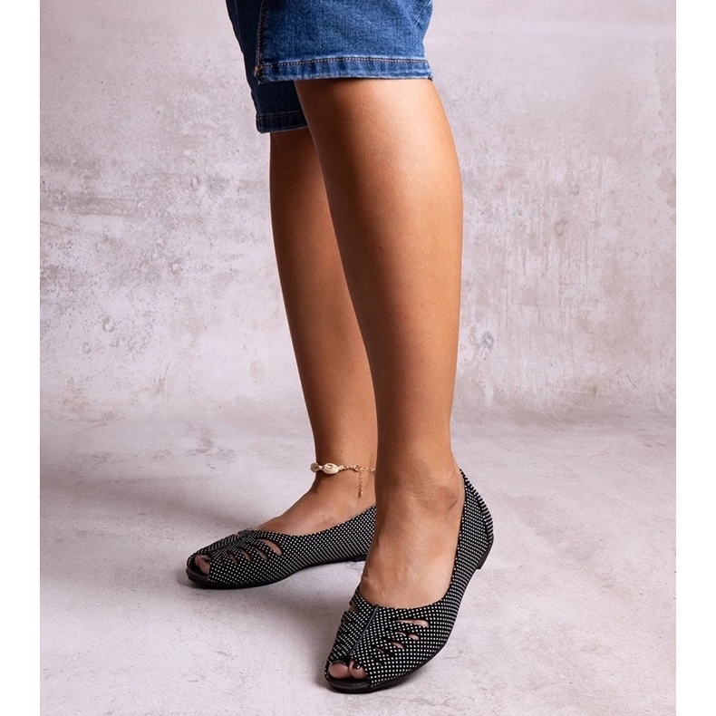 D/GMR Fekete pöttyös balettlakások kivágással a Laforge-tól D/GMR Fekete pöttyös balettlakások kivágással a Laforge-tól