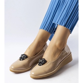 D/GMR Bézs színű lakkozott balerinák Mellori díszítéssel