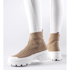 D/GMR Barna tornacipő rugalmas Varden felsőrésszel