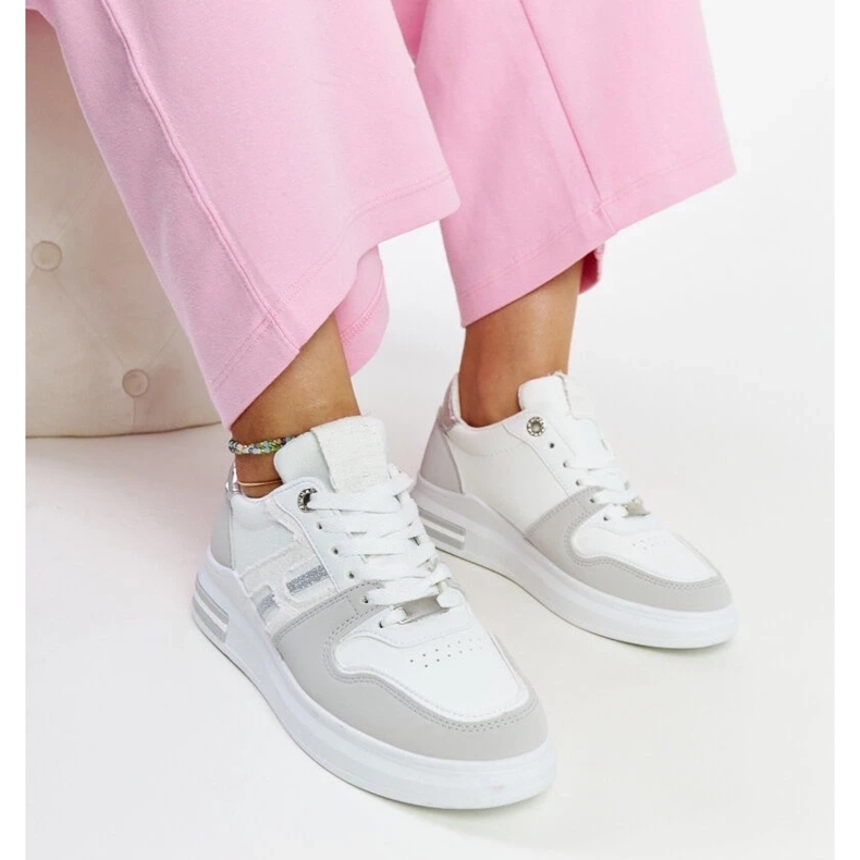 D/GMR Fehér és szürke tornacipők a Negisti platformon