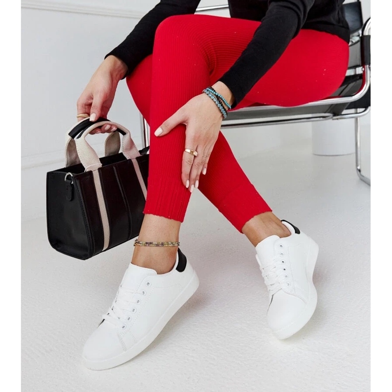 D/GMR Fehér cipők a Birikti platformon fekete elemmel