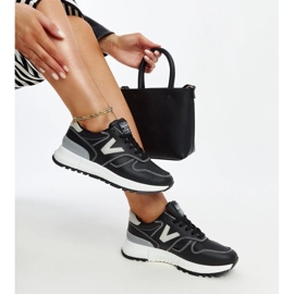 Fekete tornacipő vastag Cettina talppal