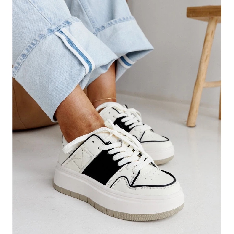 Fehér és fehér bőr cipők az abrar vastag talpán Fehér és fehér bőr cipők az abrar vastag talpán