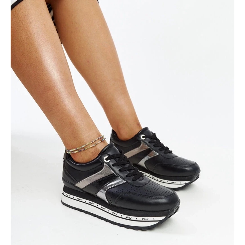 Fekete cipők a Mehari magas talpán