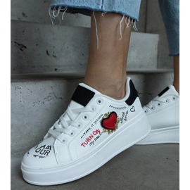 D/CEO Fehér tornacipő folttal és feliratokkal díszítve az Etara platformon