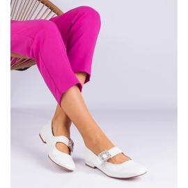 D/CEO Festett fehér ballerinák, amelyeket egy szőrös csat díszít