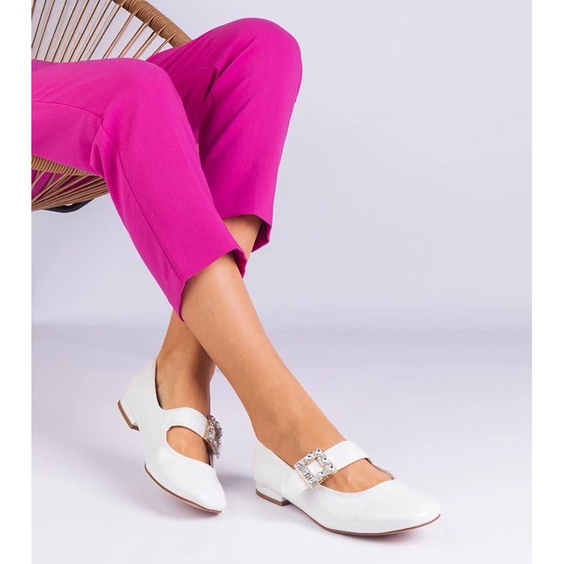 D/CEO Festett fehér ballerinák, amelyeket egy szőrös csat díszít