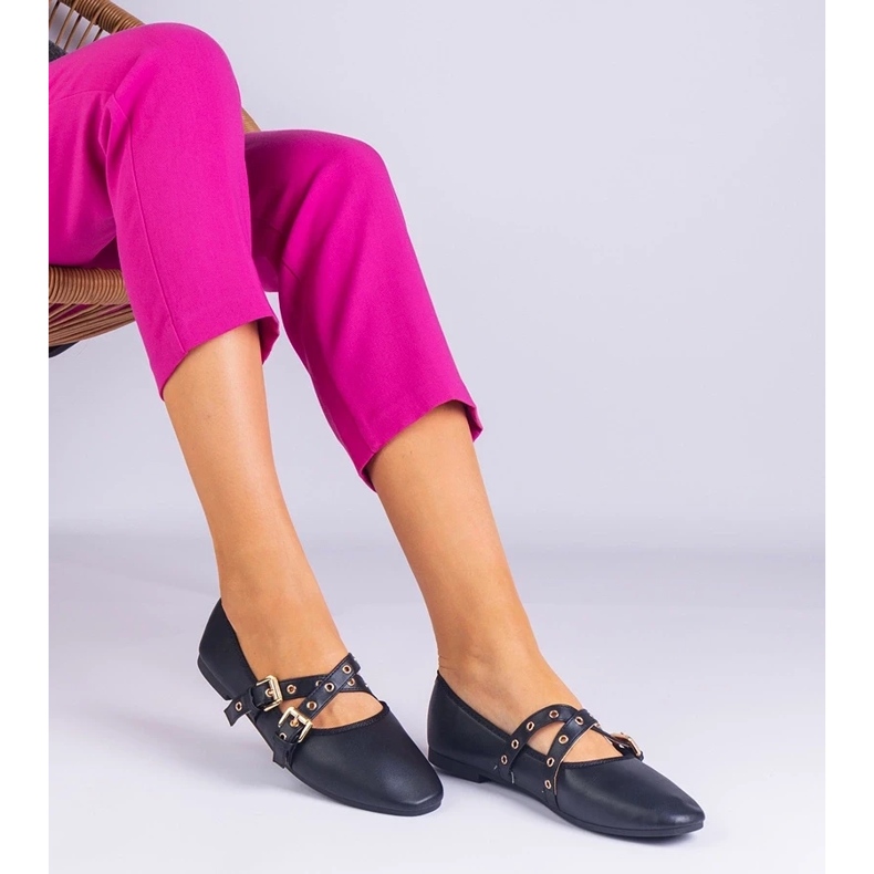 D/CEO Eco -léből készült fekete balerinák, amelyek Emmarino csatokkal díszítik