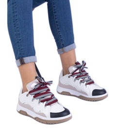 Fehér női cipők dekoratív kötéssel