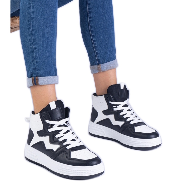 Női fehér és fehér cipők fekete