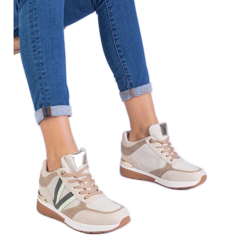 Bézs női cipők rejtett ékön