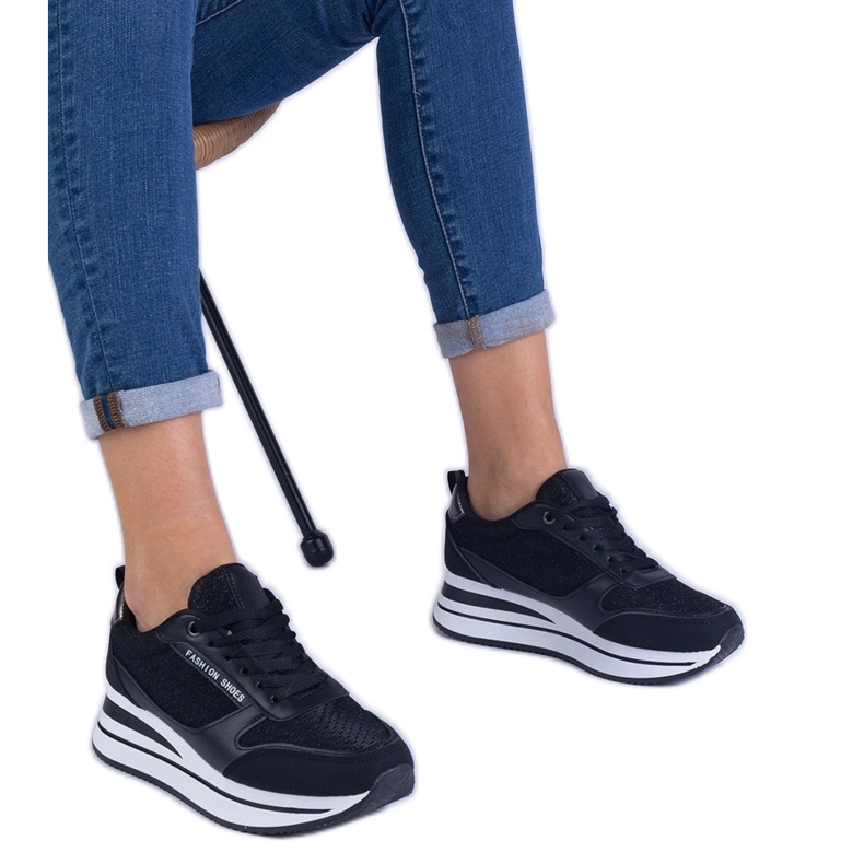 Női fekete tornacipő a platformon