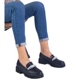 A fekete női cipők cirkonokkal díszítve A fekete női cipők cirkonokkal díszítve