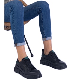 Fekete női cipők egy magas platformon