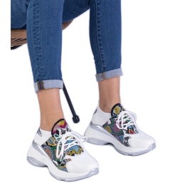 Női fehér cipők színes sajtóval
